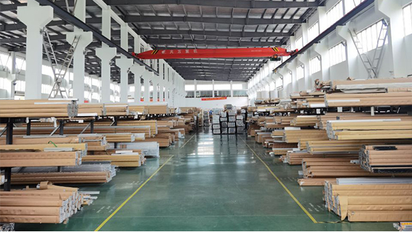 鋁型材價(jià)格持續(xù)上漲時(shí)，該做何選擇？